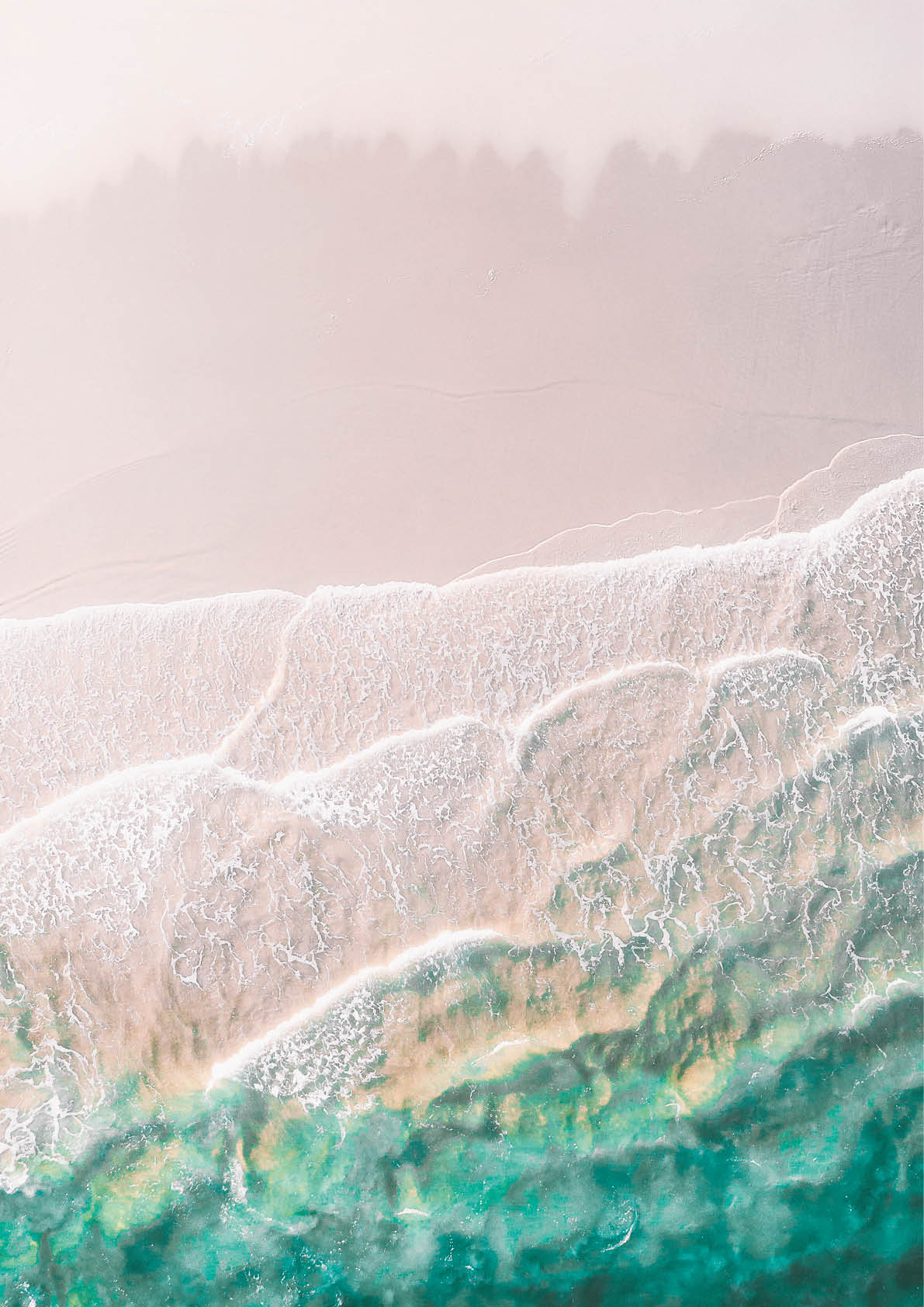 Draufsicht auf wei e Sandk ste mit sanften Wellen und t rkisfarbenem Wasser.