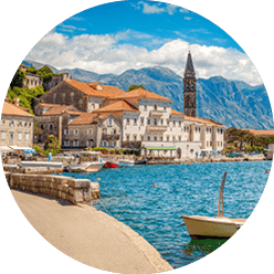 Panoramablick auf die historische Stadt Perast an der ber hmten Bucht von Kotor mit bl henden Blumen an einem sch nen sonnigen Tag mit blauem Himmel und Wolken im Sommer, Montenegro, S deuropa